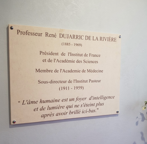 La plaque à l'entrée du bâtiment Dujarric de la Rivière