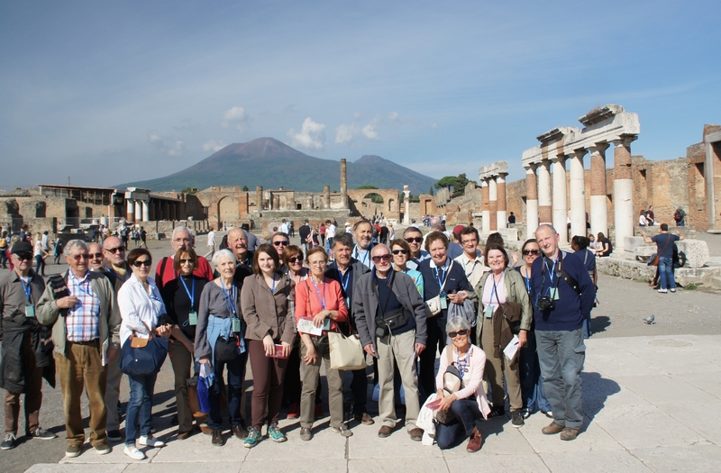 Sur le forum de Pompéi avec le Vésuve en arrière-plan.